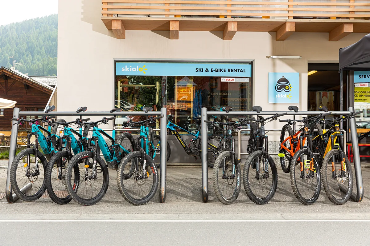 Le e-bike a noleggio davanti al negozio Skialo San Rocco a Livigno