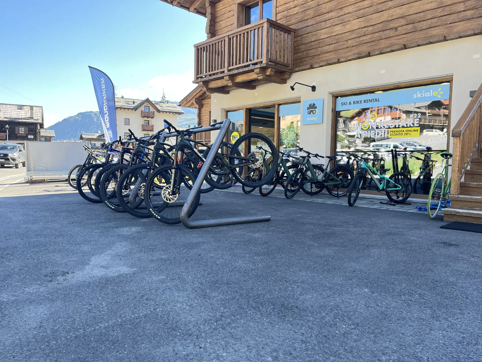 Bici ed e-bike pronte al noleggio davanti al negozio Skialo di Livigno