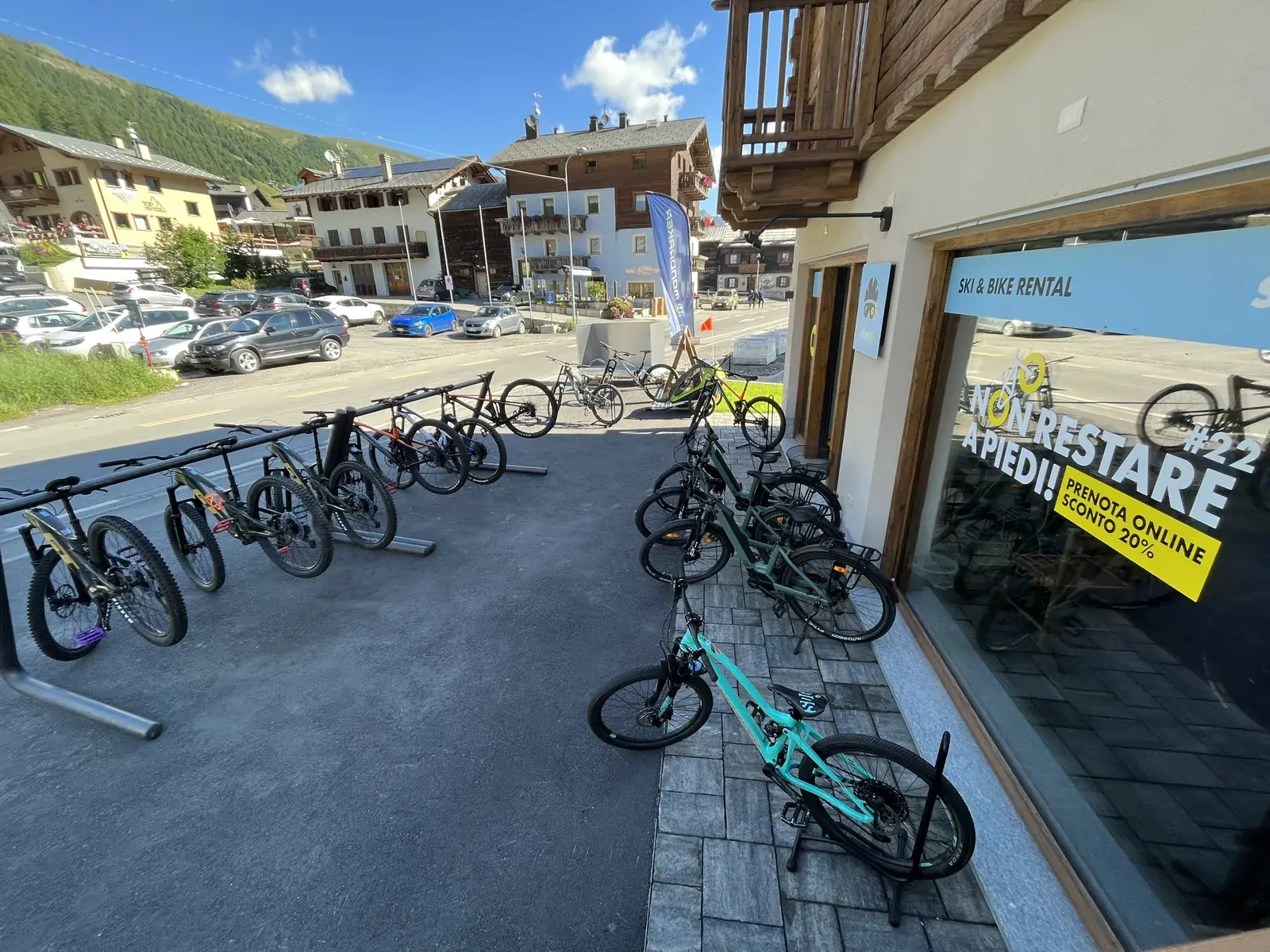 Le bici in rastrelliera davanti al punto Carosello 3000
