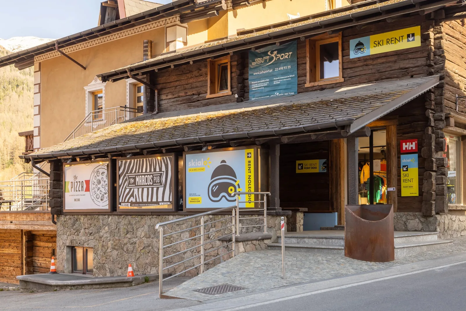 La facciata del negozio Skialo Doss a Livigno