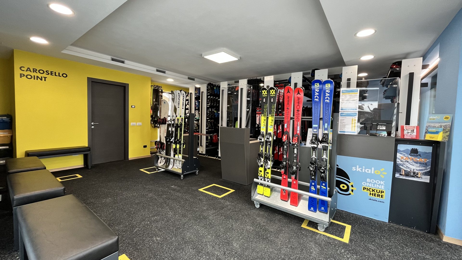 Interno del Carosello Point Skialo a Livigno con gli sci pronti al noleggio
